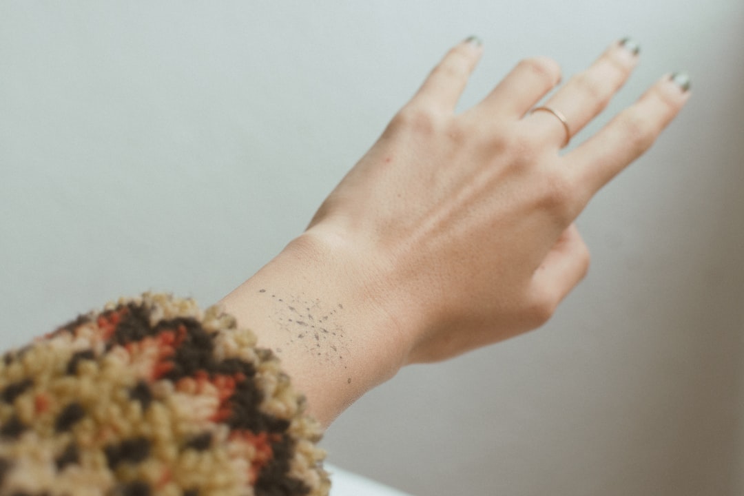 Zo maak je de huid van je buik strakker zonder operatie